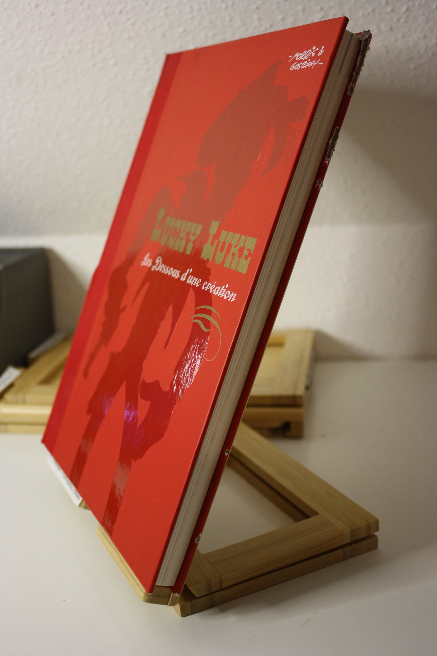Les dessous d’une création : la diligence et pied tendre- Lucky Luke – Caroline Richter bonini – Atlas – Réédition – 2009 – Abimé
